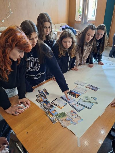 Ученици от ПХГ „Св. Св. Кирил и Методий“ премериха знания в образователната игра „Климатична фреска“