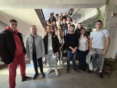 Дванайсетокласниците на ПГ “Иван Хаджиенов“ посетиха Община Казанлък и се срещнаха с главния архитект