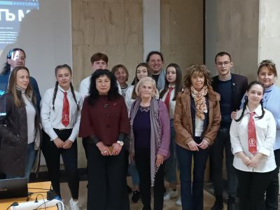 Ученици от ПГЛПТ с отлично участие в литературен куиз в Стара Загора