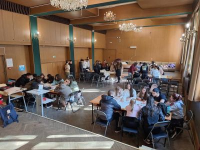 Ученици от ПХГ „Св. Св. Кирил и Методий“ премериха знания в образователната игра „Климатична фреска“