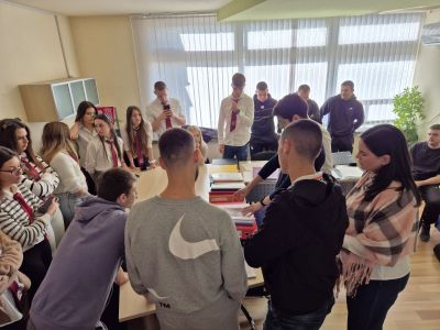 Дванайсетокласниците на ПГ “Иван Хаджиенов“ посетиха Община Казанлък и се срещнаха с главния архитект