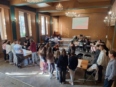 Ученици от ПХГ „Св. Св. Кирил и Методий“ премериха знания в образователната игра „Климатична фреска“