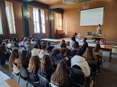 Ученици от ПХГ „Св. Св. Кирил и Методий“ премериха знания в образователната игра „Климатична фреска“