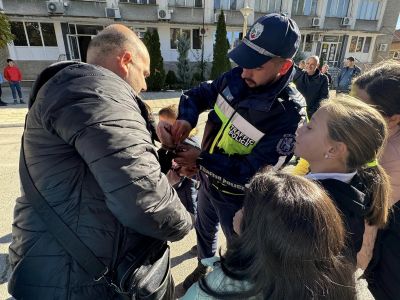 Децата от ОУ “Свети Паисий Хилендарски“ гр. Казанлък се запознаха с полицейската професия 