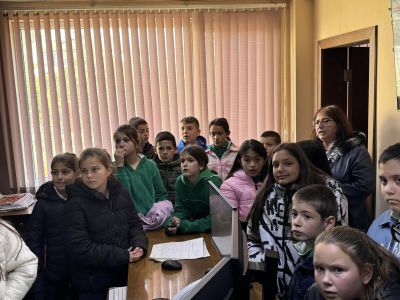 Децата от ОУ “Свети Паисий Хилендарски“ гр. Казанлък се запознаха с полицейската професия 