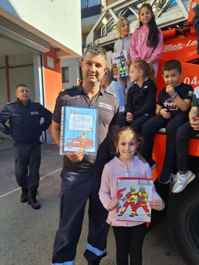 Учениците на ОУ “Георги Кирков“ посетиха героите на нашето време - пожарникарите