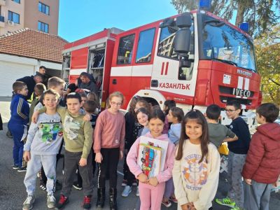 Учениците на ОУ “Георги Кирков“ посетиха героите на нашето време - пожарникарите