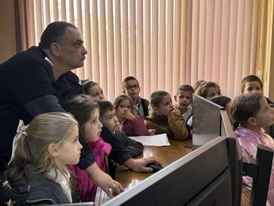 Децата от ОУ “Свети Паисий Хилендарски“ гр. Казанлък се запознаха с полицейската професия 