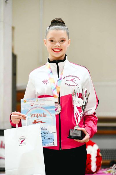 Възпитаничката на ПХГ “Св. Св. Кирил и Методий“ Виктория Паскова извоюва три медала от международен конкурс