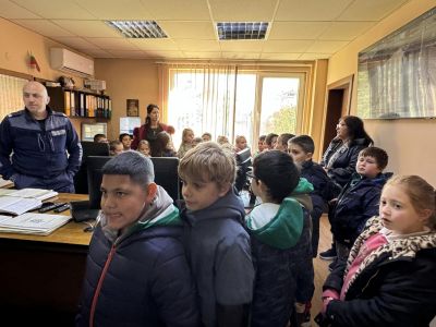 Децата от ОУ “Свети Паисий Хилендарски“ гр. Казанлък се запознаха с полицейската професия 