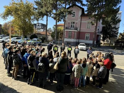 Децата от ОУ “Свети Паисий Хилендарски“ гр. Казанлък се запознаха с полицейската професия 