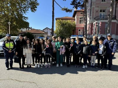 Децата от ОУ “Свети Паисий Хилендарски“ гр. Казанлък се запознаха с полицейската професия 