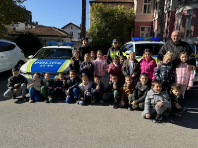 Децата от ОУ “Свети Паисий Хилендарски“ гр. Казанлък се запознаха с полицейската професия 