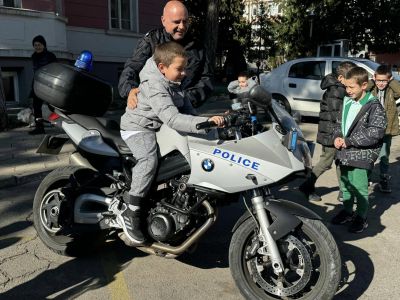 Децата от ОУ “Свети Паисий Хилендарски“ гр. Казанлък се запознаха с полицейската професия 