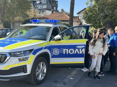 Децата от ОУ “Свети Паисий Хилендарски“ гр. Казанлък се запознаха с полицейската професия 