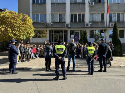 Децата от ОУ “Свети Паисий Хилендарски“ гр. Казанлък се запознаха с полицейската професия 