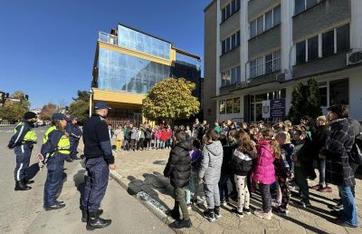 Децата от ОУ “Свети Паисий Хилендарски“ гр. Казанлък се запознаха с полицейската професия 