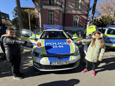 Децата от ОУ “Свети Паисий Хилендарски“ гр. Казанлък се запознаха с полицейската професия 