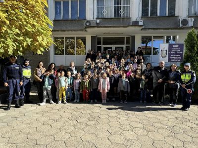 Децата от ОУ “Свети Паисий Хилендарски“ гр. Казанлък се запознаха с полицейската професия 