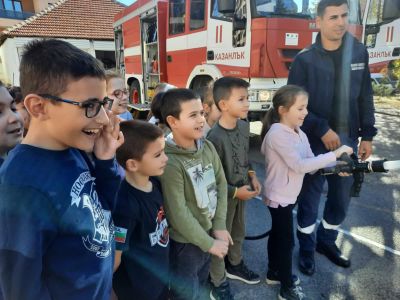 Учениците на ОУ “Георги Кирков“ посетиха героите на нашето време - пожарникарите