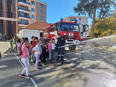 Учениците на ОУ “Георги Кирков“ посетиха героите на нашето време - пожарникарите