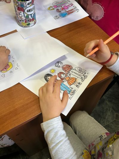 Ученици от ПГЛПТ и деца от ДГ „Слънчице“ в общо занятие на тема: „Аз обичам моето семейство“