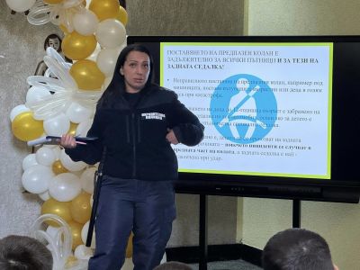 Урок по пътна безопасност изнесе младши инспектор Мария Станева в ОУ “Св. Паисий Хилендарски“ гр. Казанлък 