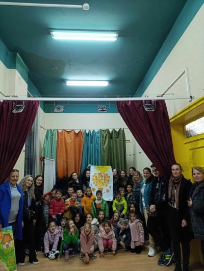 Ученици от ПГЛПТ и деца от ДГ „Слънчице“ в общо занятие на тема: „Аз обичам моето семейство“