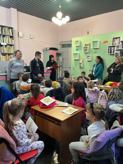 Ученици от ПГЛПТ и деца от ДГ „Слънчице“ в общо занятие на тема: „Аз обичам моето семейство“