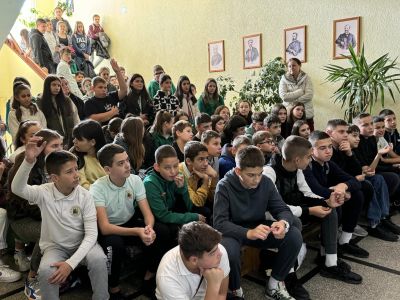 Урок по пътна безопасност изнесе младши инспектор Мария Станева в ОУ “Св. Паисий Хилендарски“ гр. Казанлък 