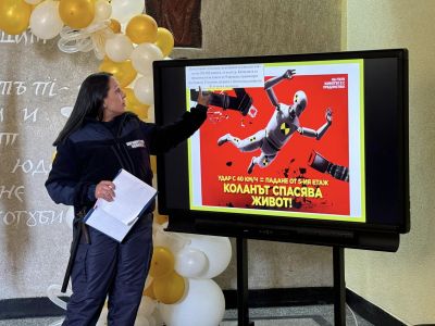 Урок по пътна безопасност изнесе младши инспектор Мария Станева в ОУ “Св. Паисий Хилендарски“ гр. Казанлък 