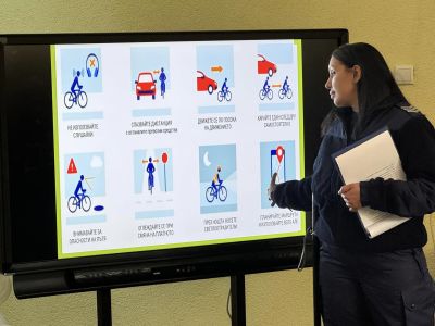 Урок по пътна безопасност изнесе младши инспектор Мария Станева в ОУ “Св. Паисий Хилендарски“ гр. Казанлък 