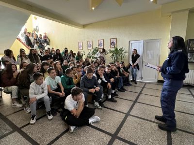 Урок по пътна безопасност изнесе младши инспектор Мария Станева в ОУ “Св. Паисий Хилендарски“ гр. Казанлък 