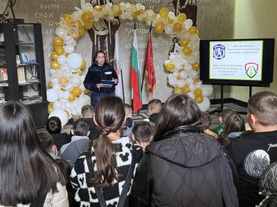Урок по пътна безопасност изнесе младши инспектор Мария Станева в ОУ “Св. Паисий Хилендарски“ гр. Казанлък 