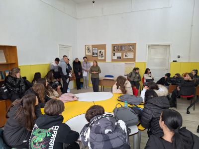 Психологът Ралица Митева и ученици от ПХГ „Св. Св. Кирил и Методий“ обсъдиха темата за насилието в училище