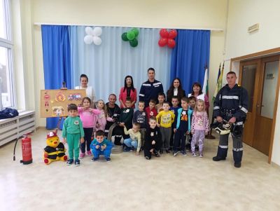 Служители на РСПБЗН - Казанлък проведоха обучение по пожарна безопасност в ДГ “Детелина“ към МО