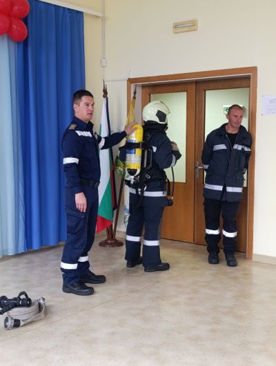 Служители на РСПБЗН - Казанлък проведоха обучение по пожарна безопасност в ДГ “Детелина“ към МО