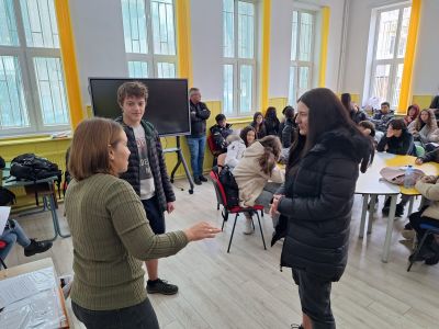 Психологът Ралица Митева и ученици от ПХГ „Св. Св. Кирил и Методий“ обсъдиха темата за насилието в училище