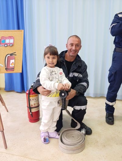 Служители на РСПБЗН - Казанлък проведоха обучение по пожарна безопасност в ДГ “Детелина“ към МО