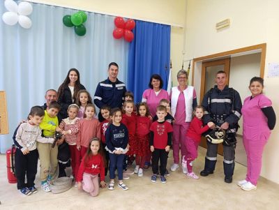 Служители на РСПБЗН - Казанлък проведоха обучение по пожарна безопасност в ДГ “Детелина“ към МО