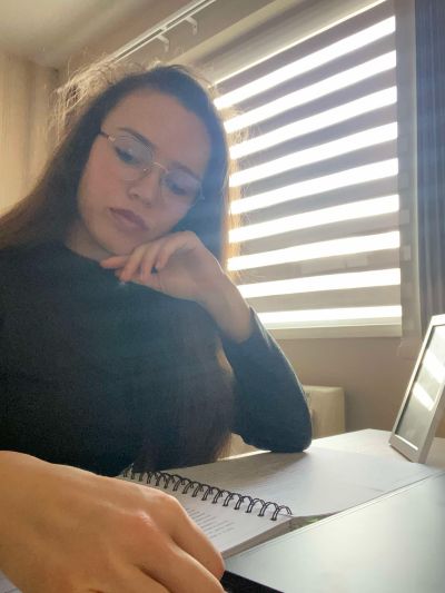 За Деня на семейството, самодейци от НЧ „Братство-1869“, с. Енина твориха на тема: „Когато обичани хора са далеч от дома“