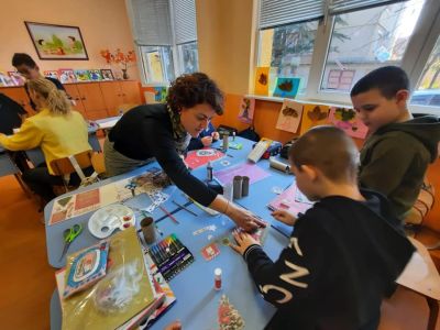 Второкласници от ОУ “Георги Кирков“ и техните родители се включиха в “Работилница за коледни вълшебства“