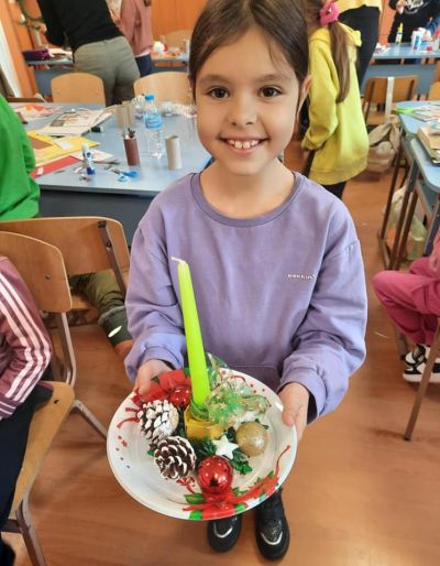 Второкласници от ОУ “Георги Кирков“ и техните родители се включиха в “Работилница за коледни вълшебства“