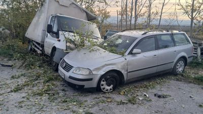 Бус се заби в паркиран автомобил на Прохода Шипка / Новини от Казанлък