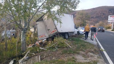 Бус се заби в паркиран автомобил на Прохода Шипка