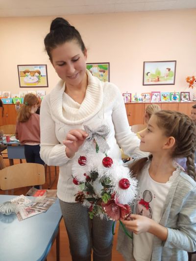 Второкласници от ОУ “Георги Кирков“ и техните родители се включиха в “Работилница за коледни вълшебства“