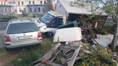 Бус се заби в паркиран автомобил на Прохода Шипка