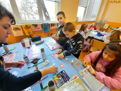 Второкласници от ОУ “Георги Кирков“ и техните родители се включиха в “Работилница за коледни вълшебства“