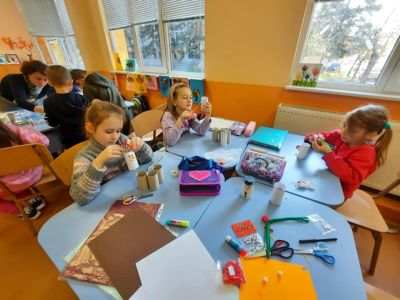 Второкласници от ОУ “Георги Кирков“ и техните родители се включиха в “Работилница за коледни вълшебства“
