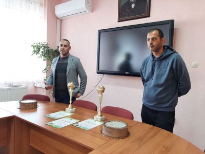 Отборите на ПГ „Иван Хаджиенов“ станаха шампиони в градското училищно първенство по футбол в Казанлък 